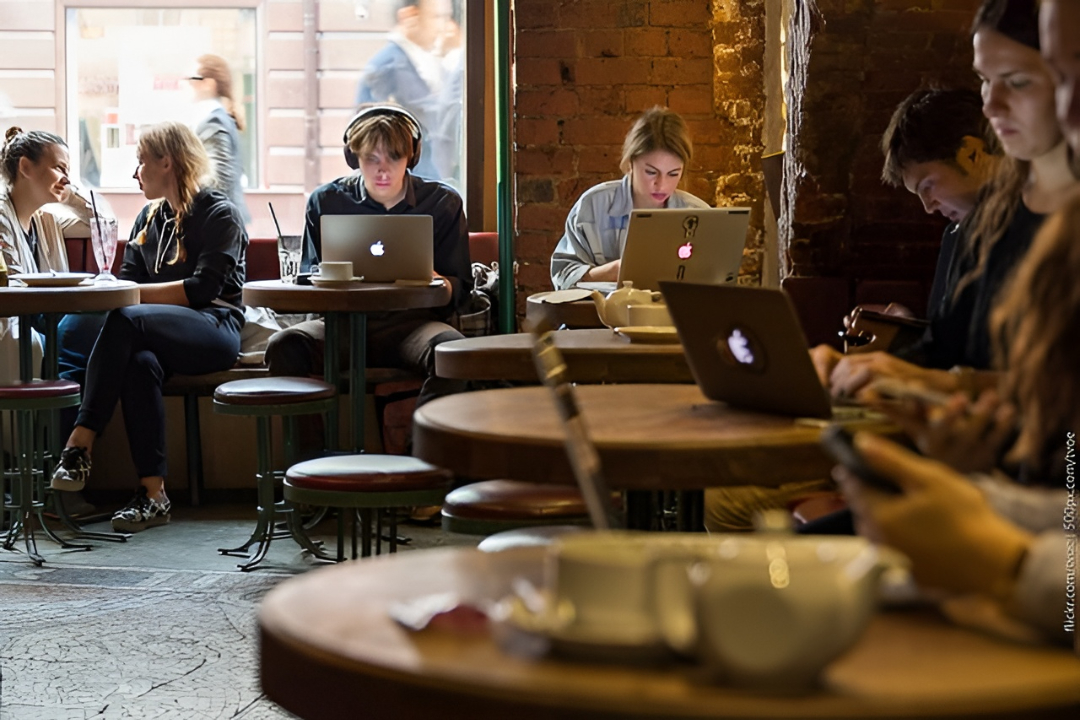 Panduan Memilih Tempat Kerja yang Nyaman Antara Coworking Space dan Coffee Shop